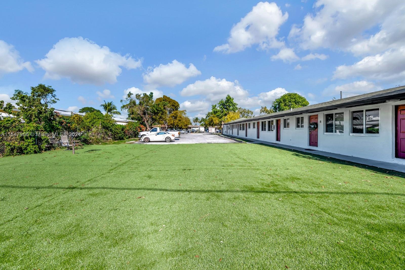 HOLLYWOOD LITTLE RANCHES - Residential Income