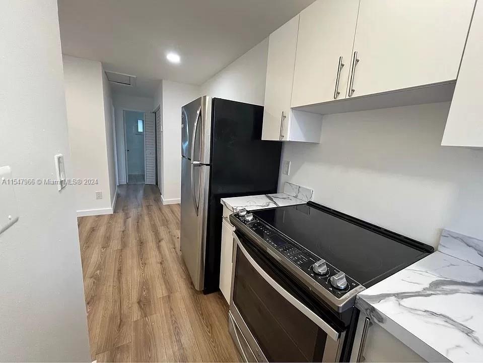 HOLLYWOOD LITTLE RANCHES - Residential Income