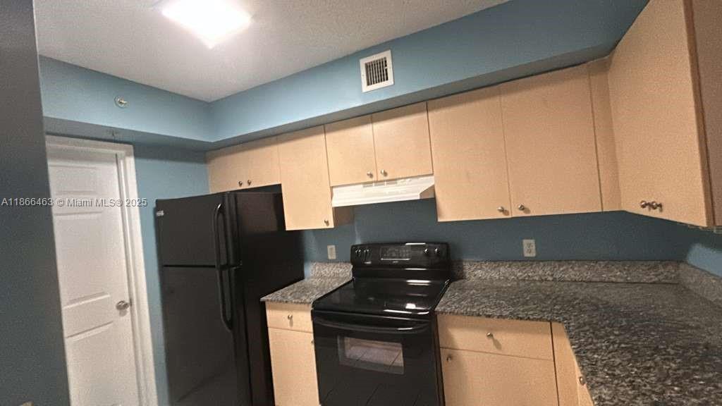 Gorgeous 2/2 unit, with a private enclosed garage plus another assigned parking space at Aventine at Miramar.
Second floor layout, Most desirable area in Miramar. Resort style, two swimming pools, sand volleyball court, tennis
courts, playground, club house, gym, etc. Minutes away to Fort Lauderdale and Miami International Airport. Close
to shopping centers, Hospital, I-75, Turnpike.