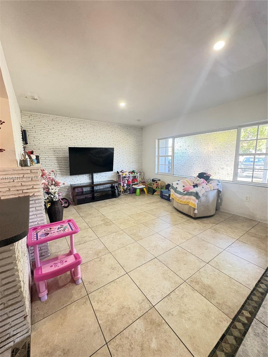 HOLLYWOOD COUNTRY ESTATES - Residential