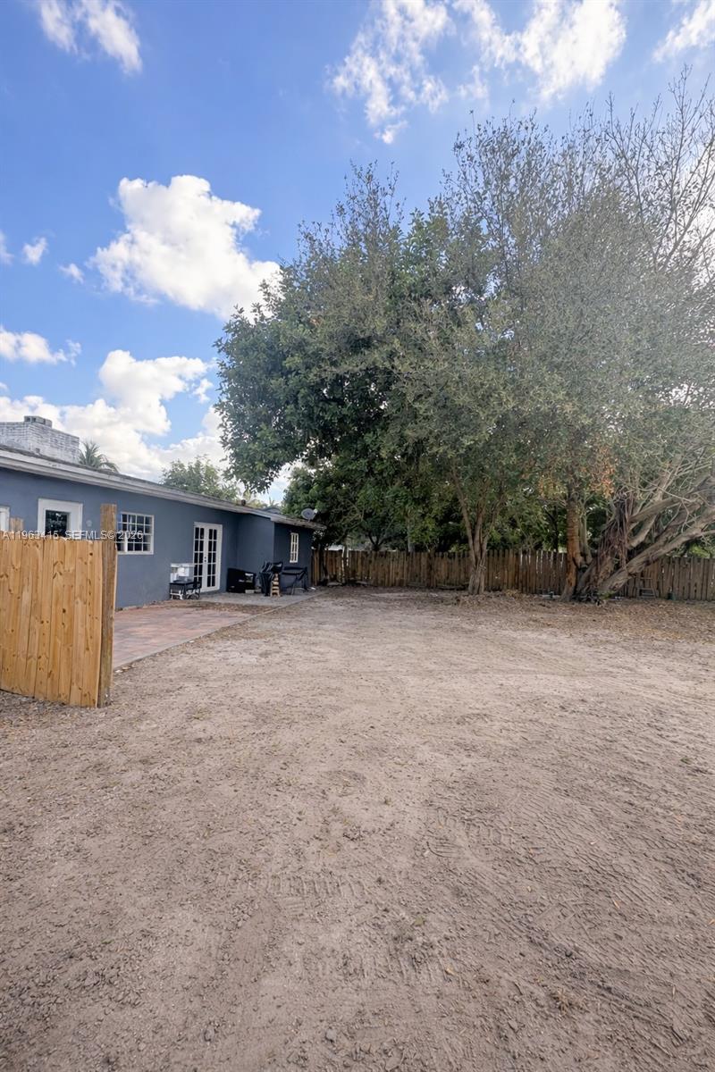 HOLLYWOOD COUNTRY ESTATES - Residential