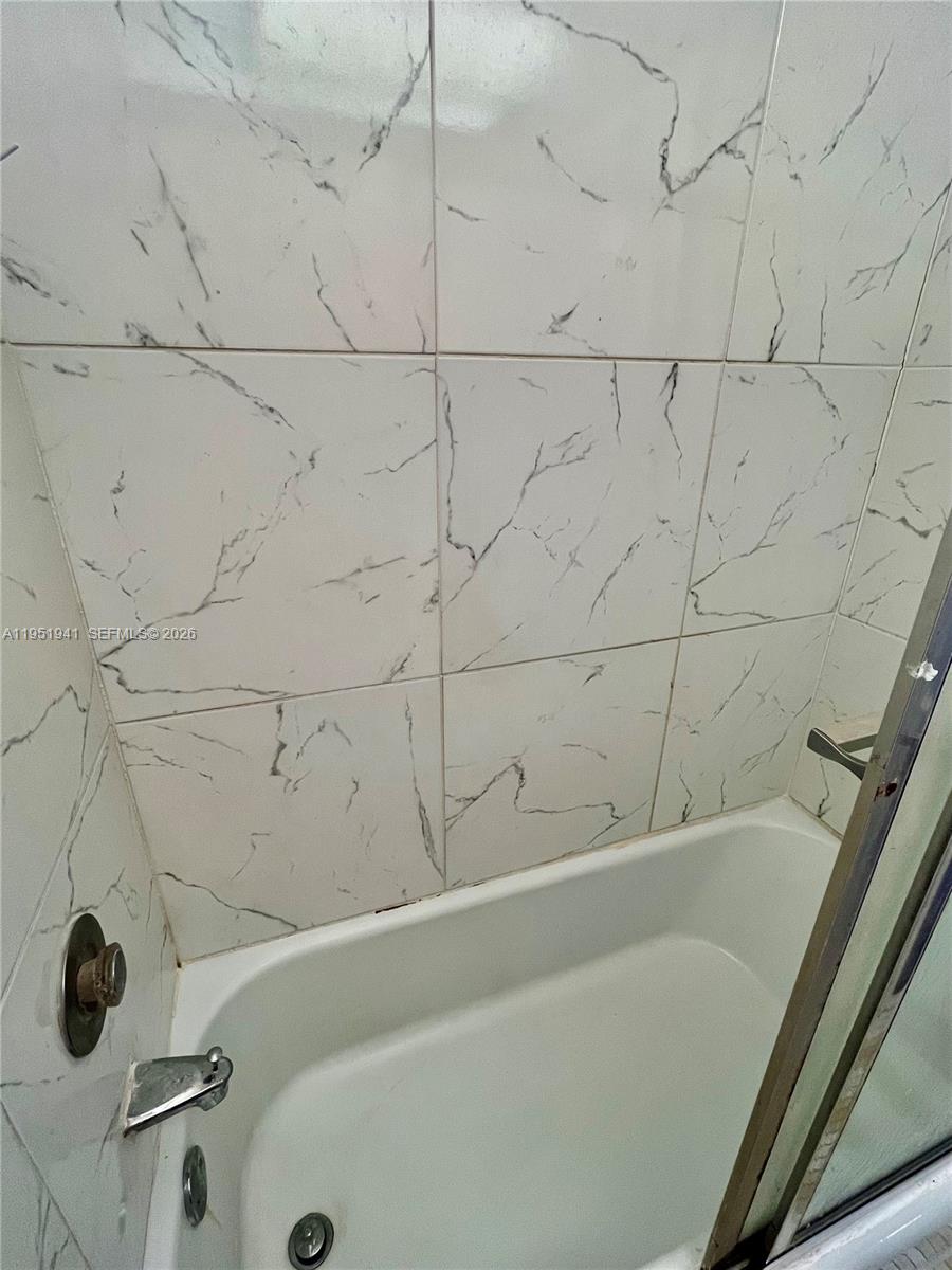 3670 Inverrary Dr 1K