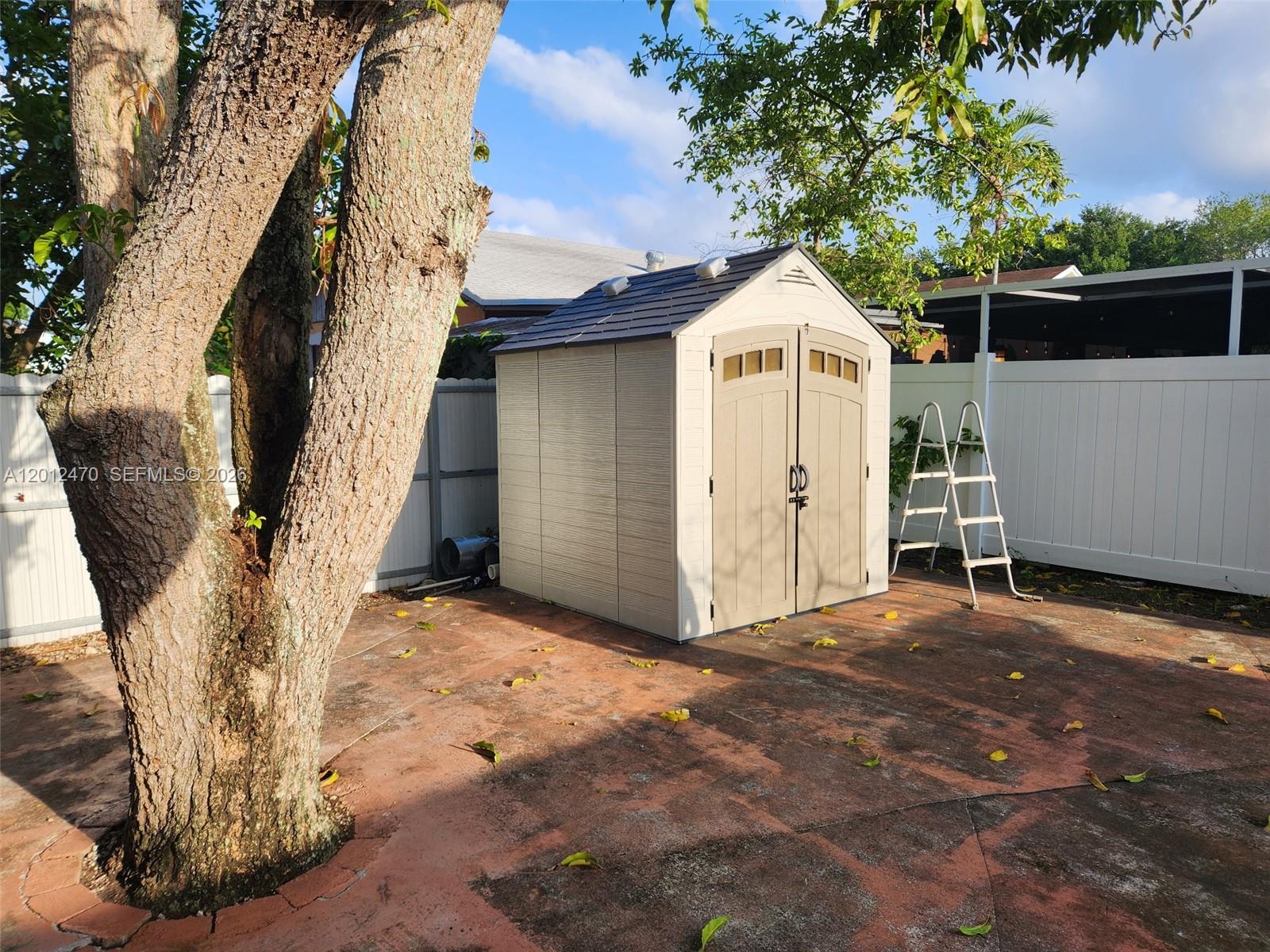 LOS PASEOS - Residential Lease