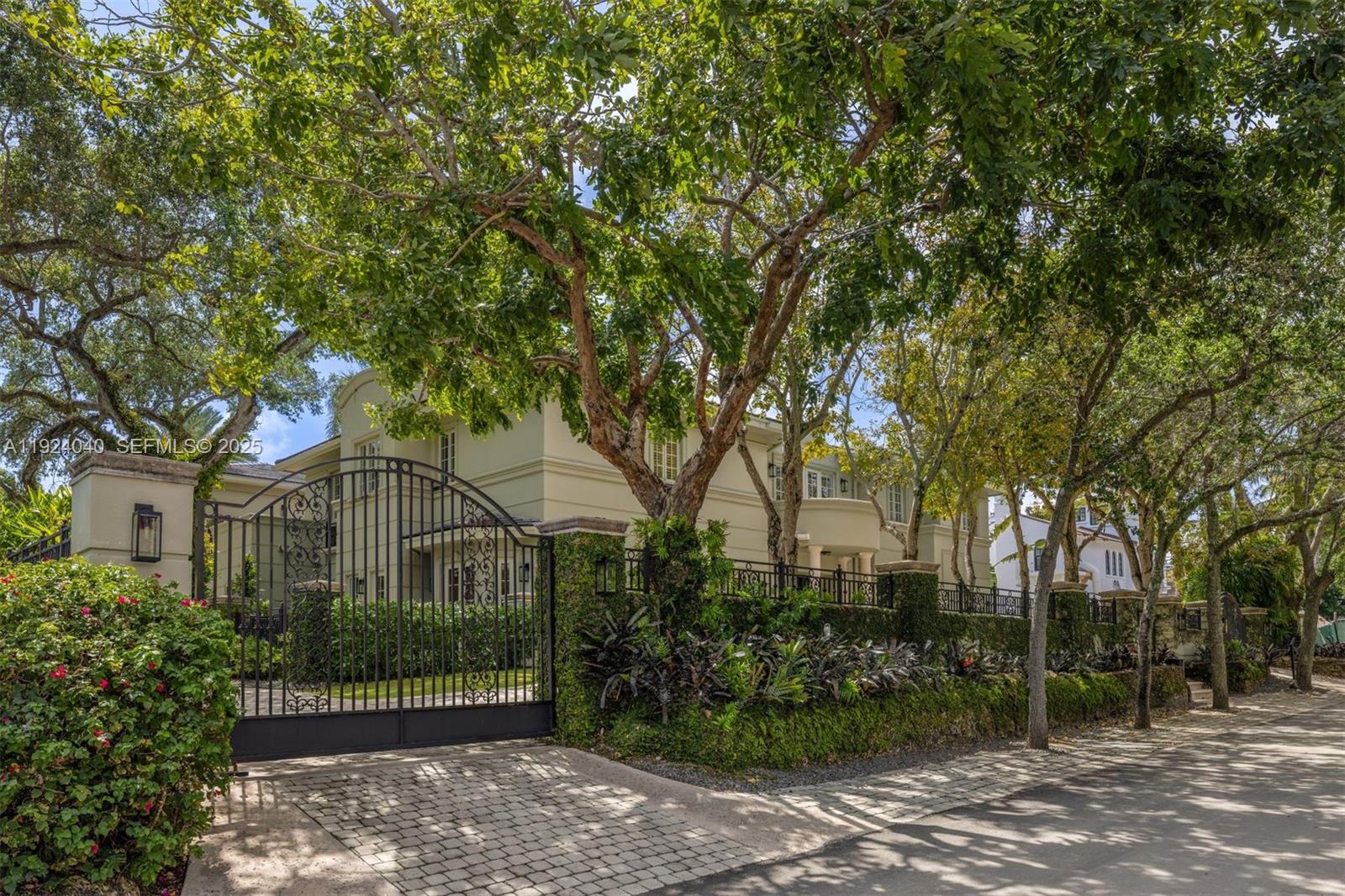 THE MOORINGS - Residential