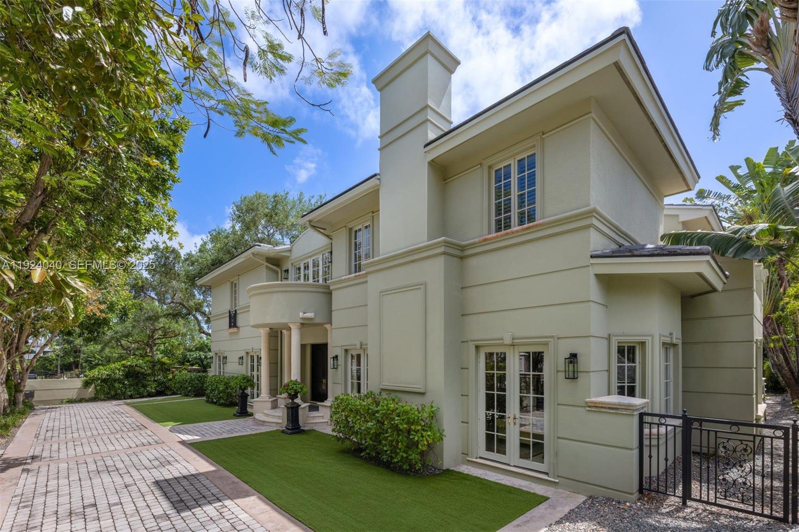 THE MOORINGS - Residential