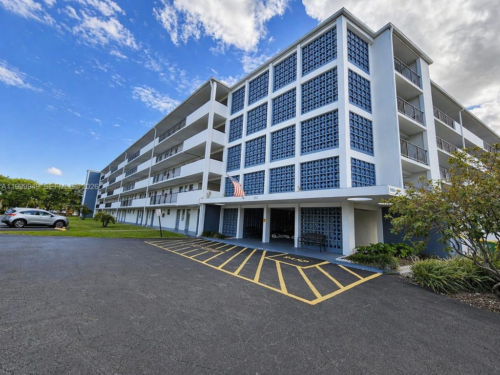 Photo of 950 Hillcrest Dr #302, Hollywood, FL 33021 (MLS # A11999949)