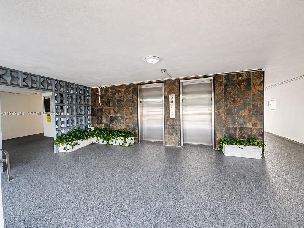 Photo of 950 Hillcrest Dr #302, Hollywood, FL 33021 (MLS # A11999949)