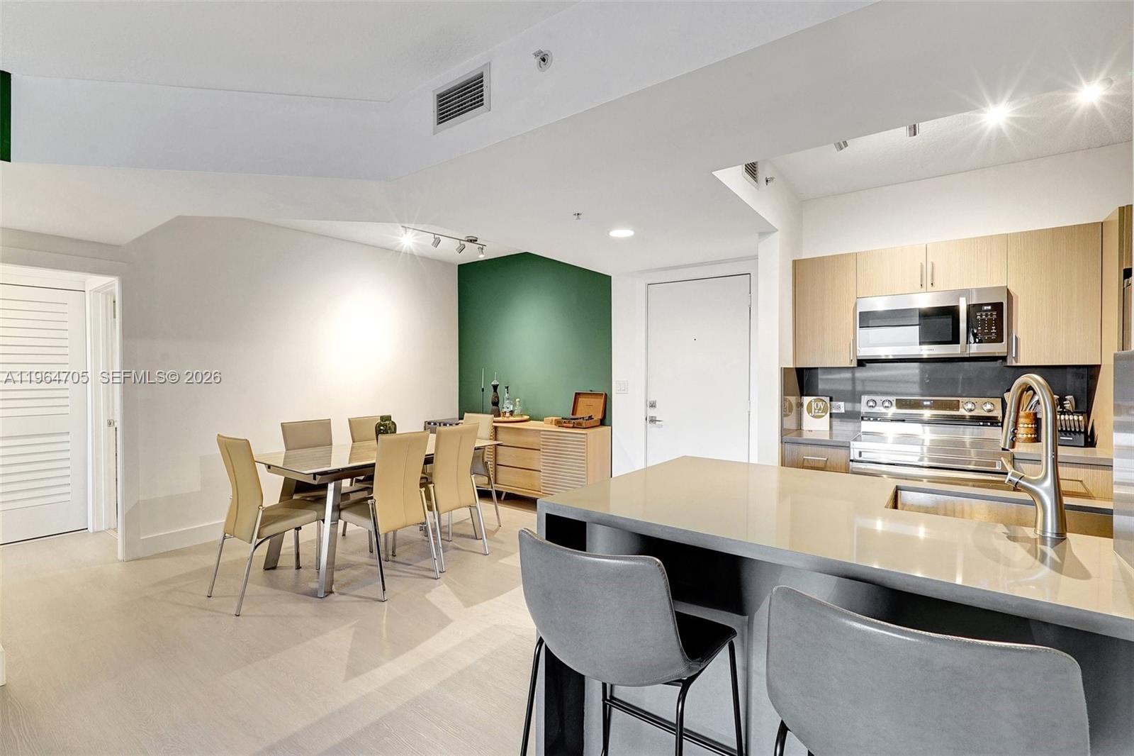 VENTURE AT AVENTURA EAST - Residential Lease