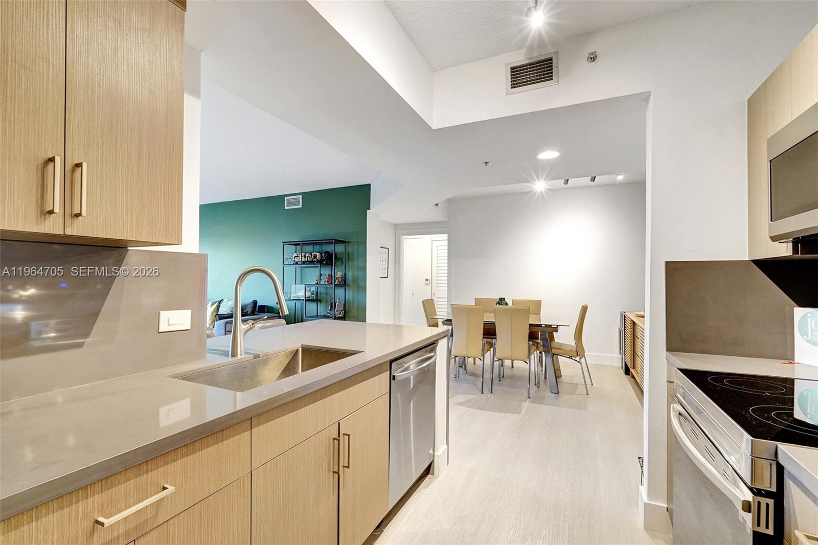 VENTURE AT AVENTURA EAST - Residential Lease