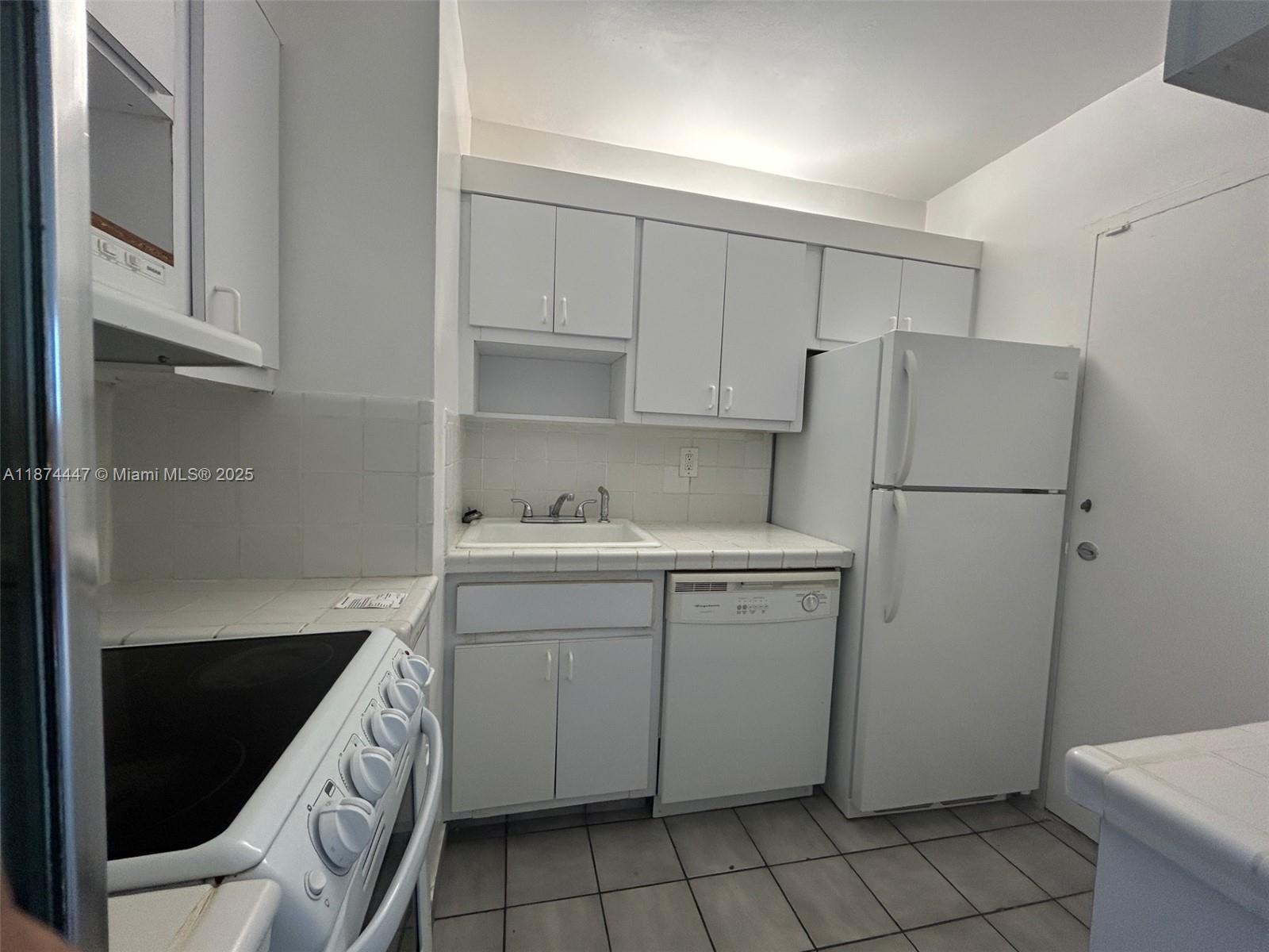 2899 Collins Ave 731
