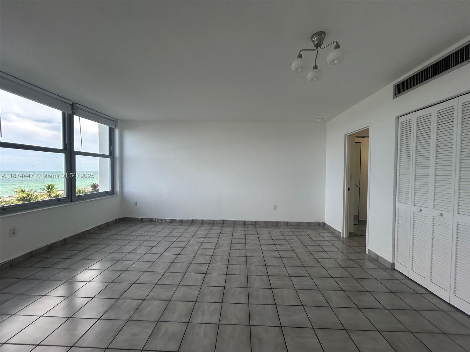 2899 Collins Ave 731