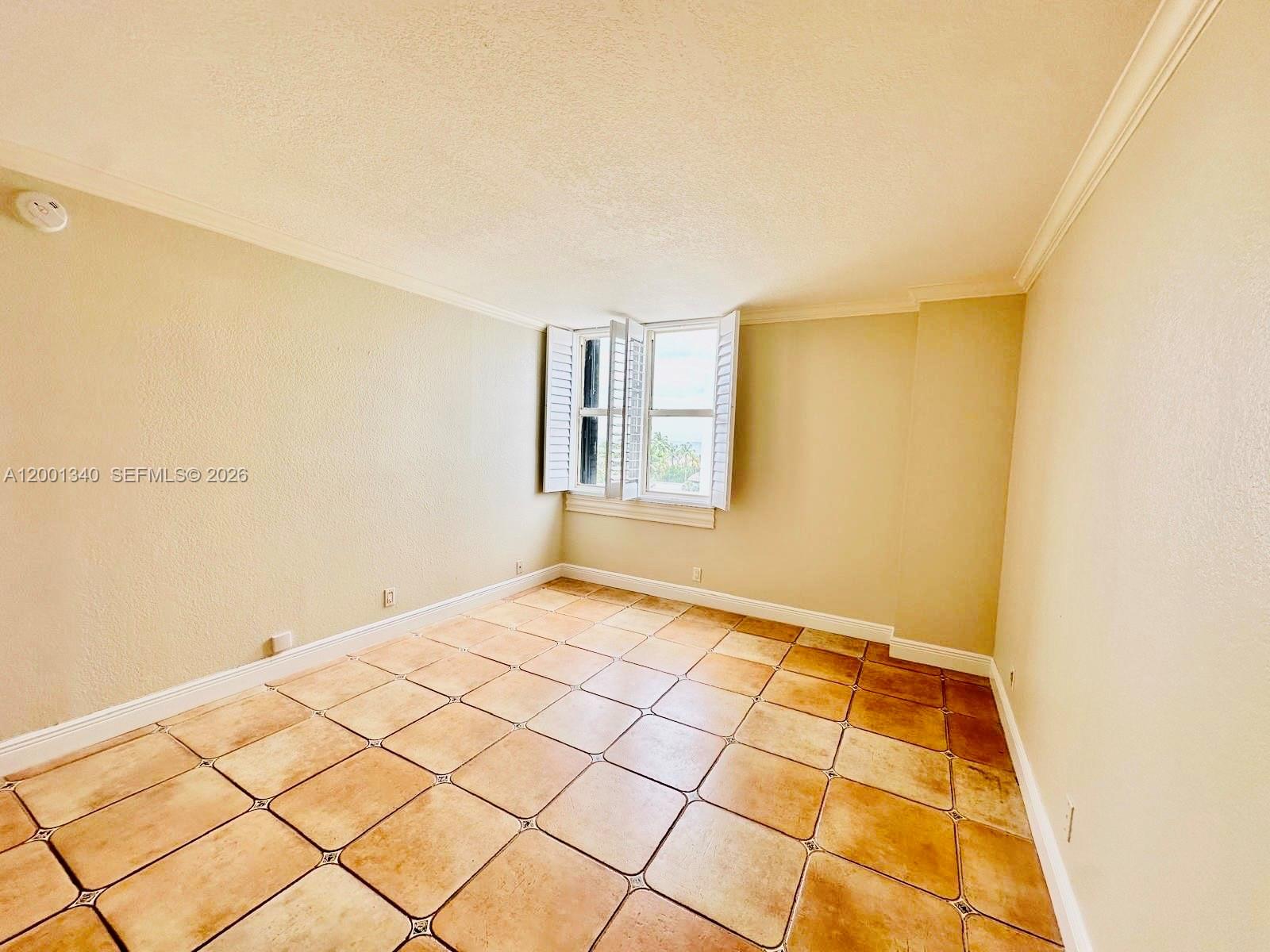 2555 Collins Ave 711