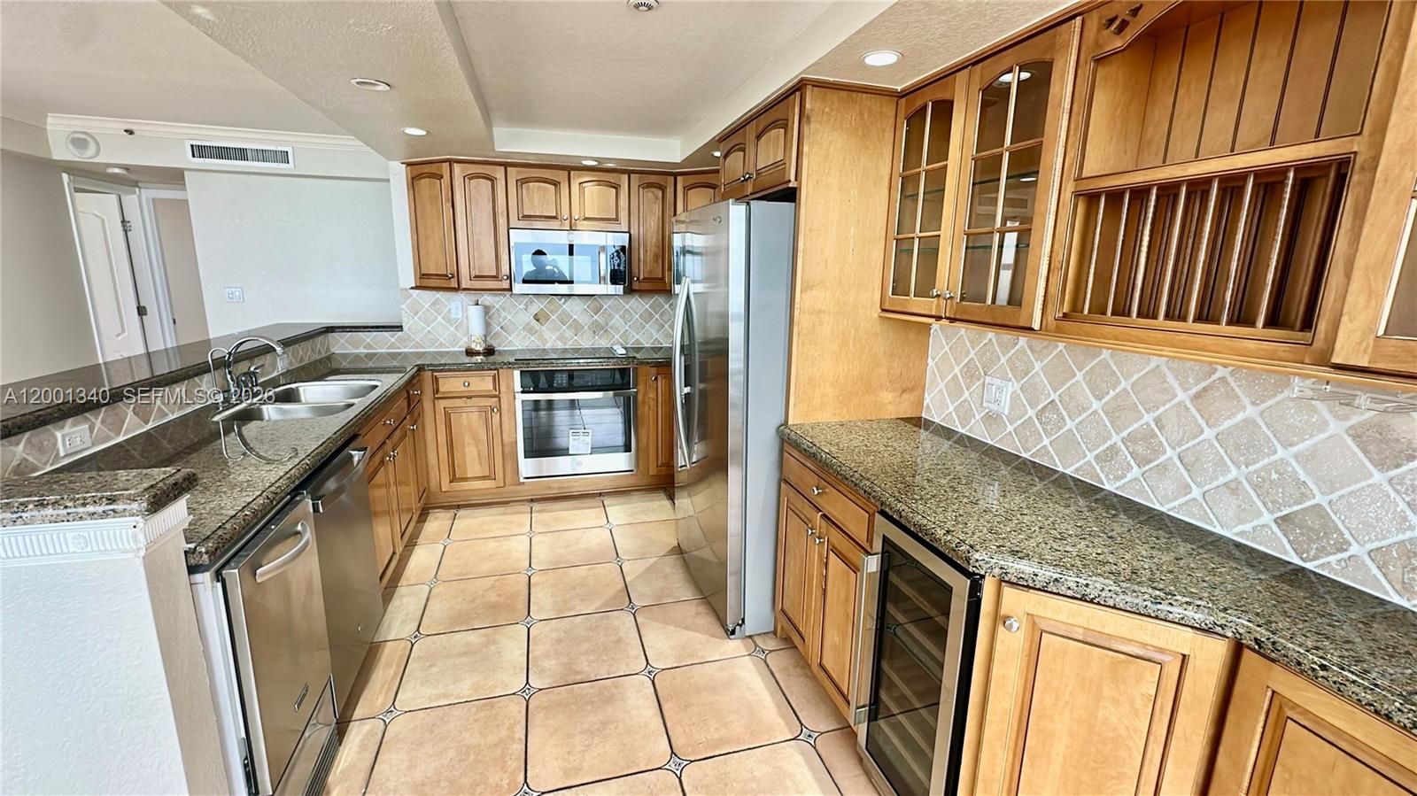 2555 Collins Ave 711