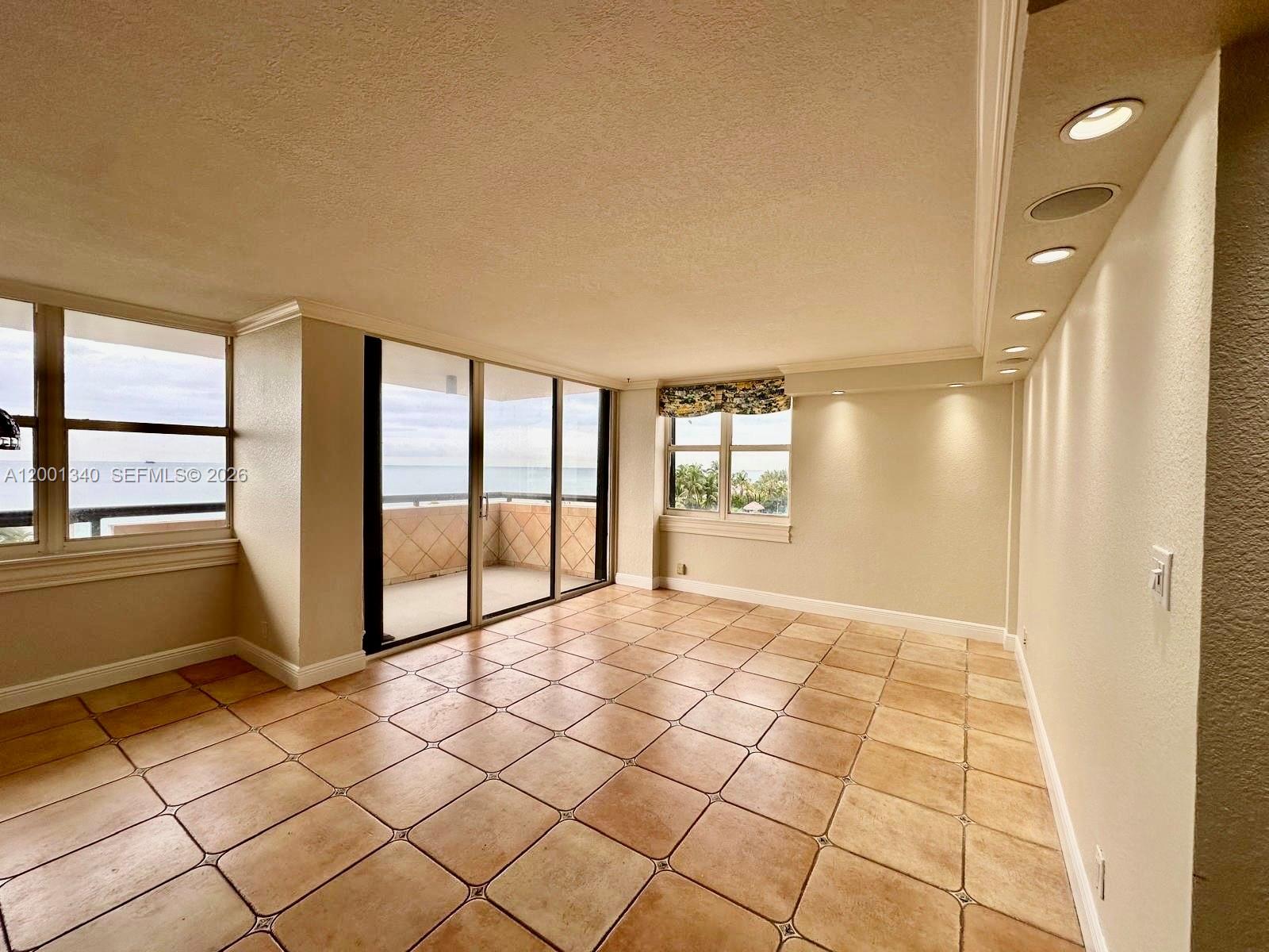 2555 Collins Ave 711