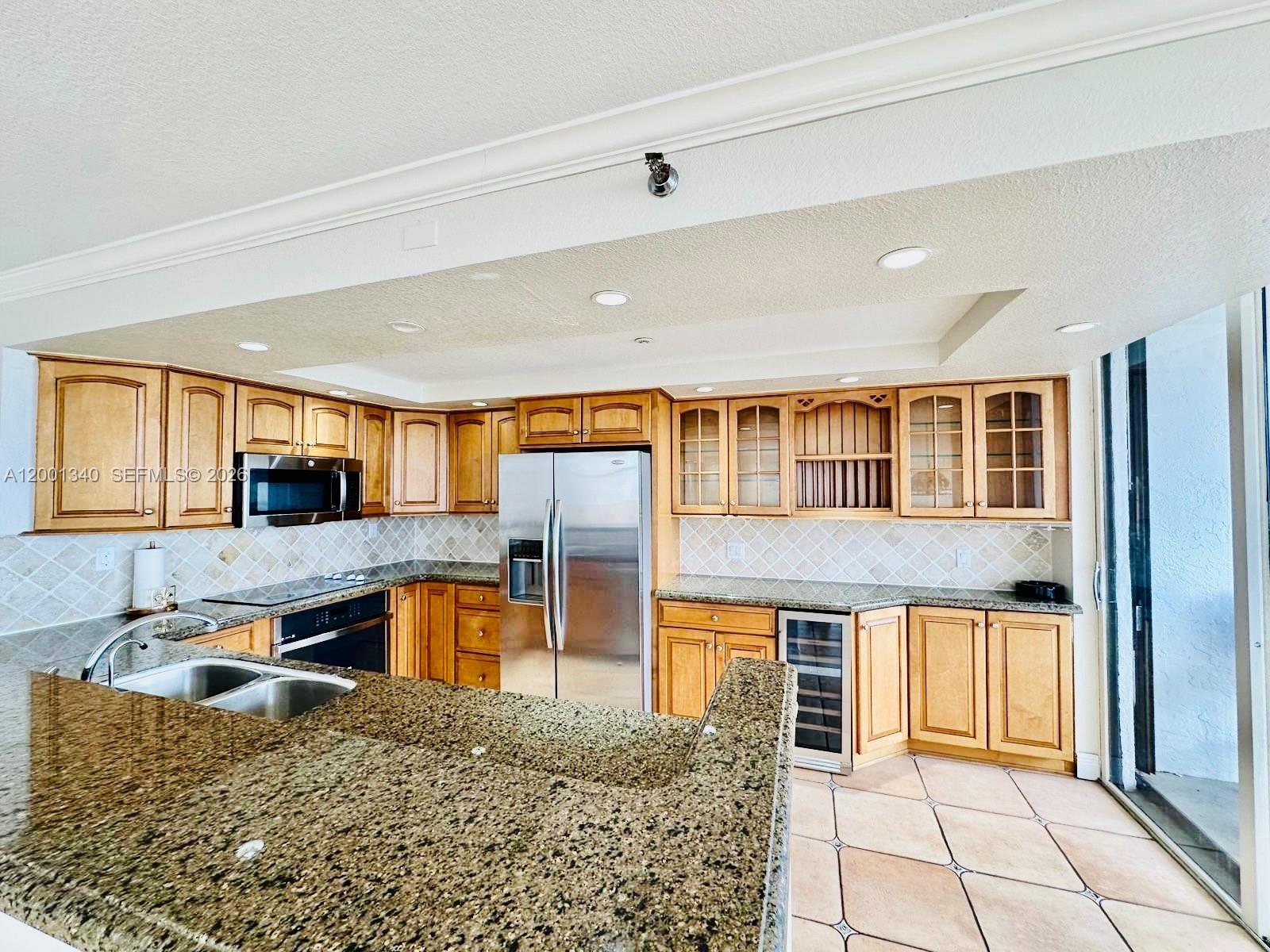 2555 Collins Ave 711