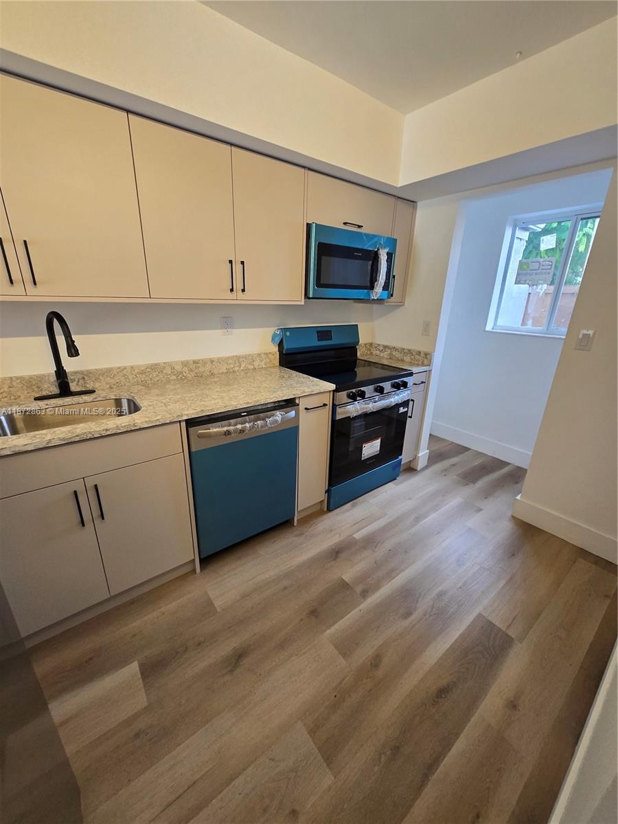 CORNERS KENDALL LAKES - Residential