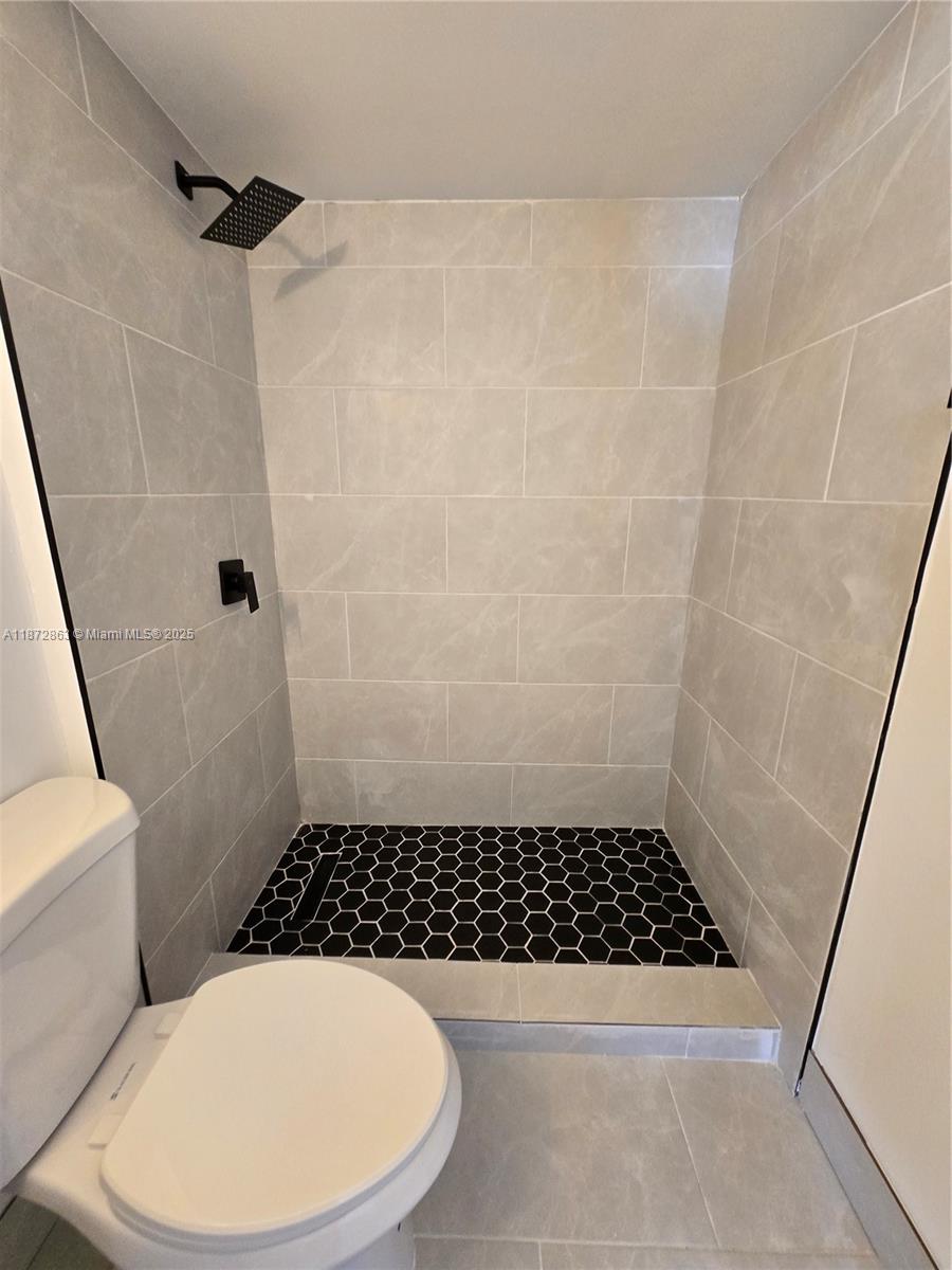 CORNERS KENDALL LAKES - Residential