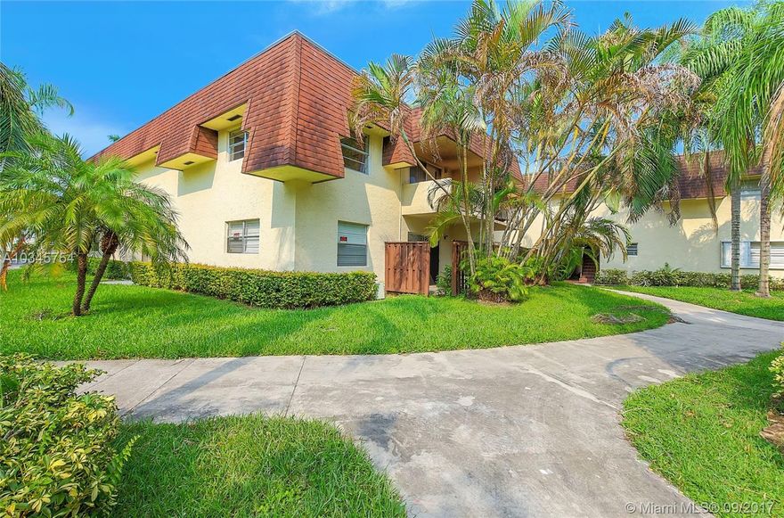 Spacious 1 bedroom 1 bath in Heather Walk Condo.  Located in great school districts.  Enjoy being a couple blocks away from the Falls, restaurants, and US-1.