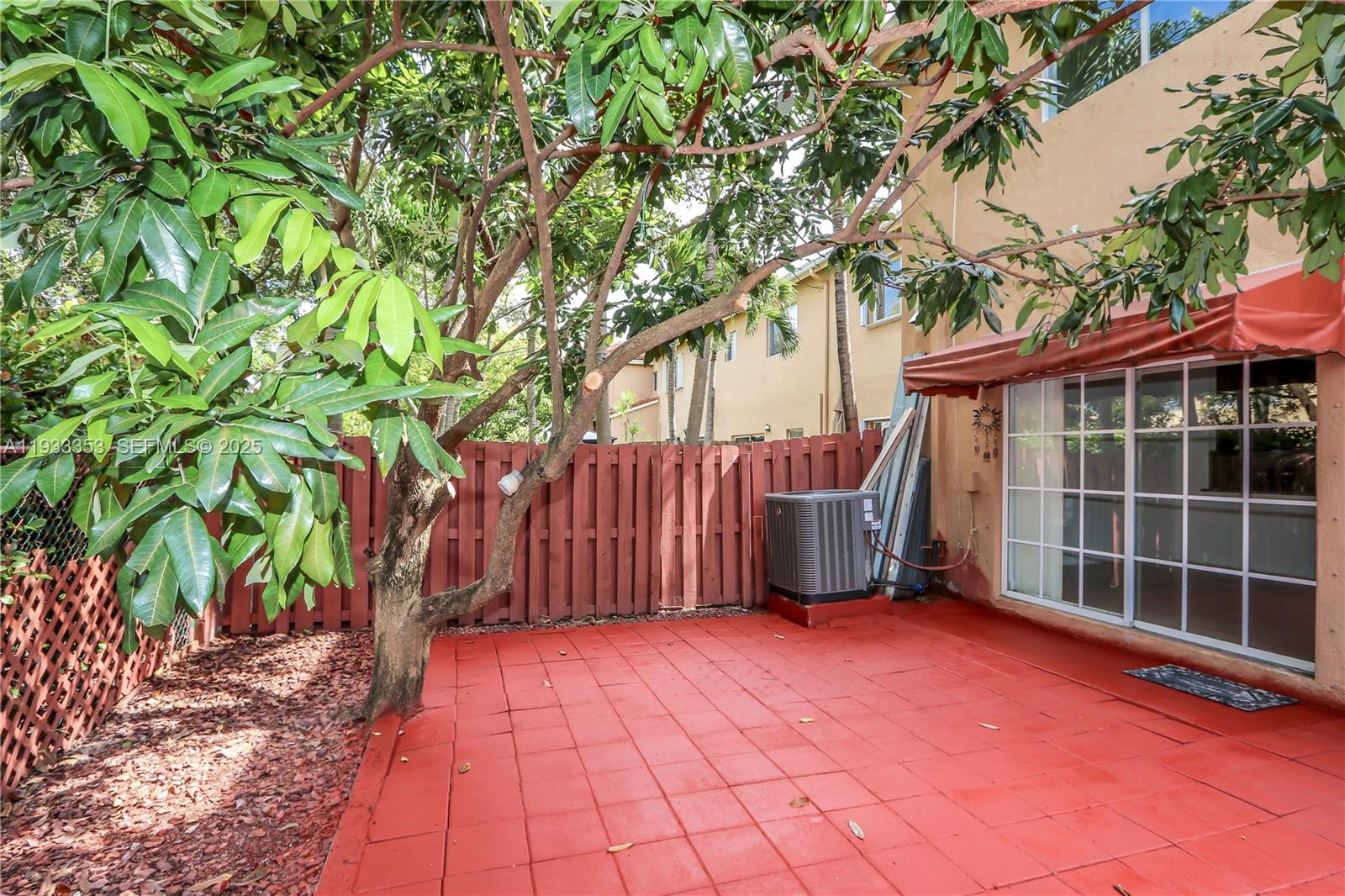 EMERALD LAKES - Residential