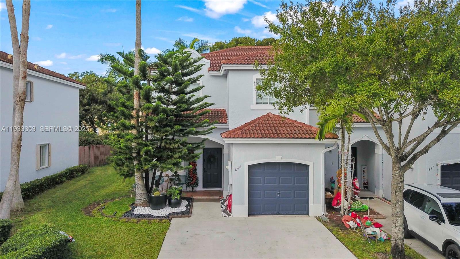 EMERALD LAKES - Residential