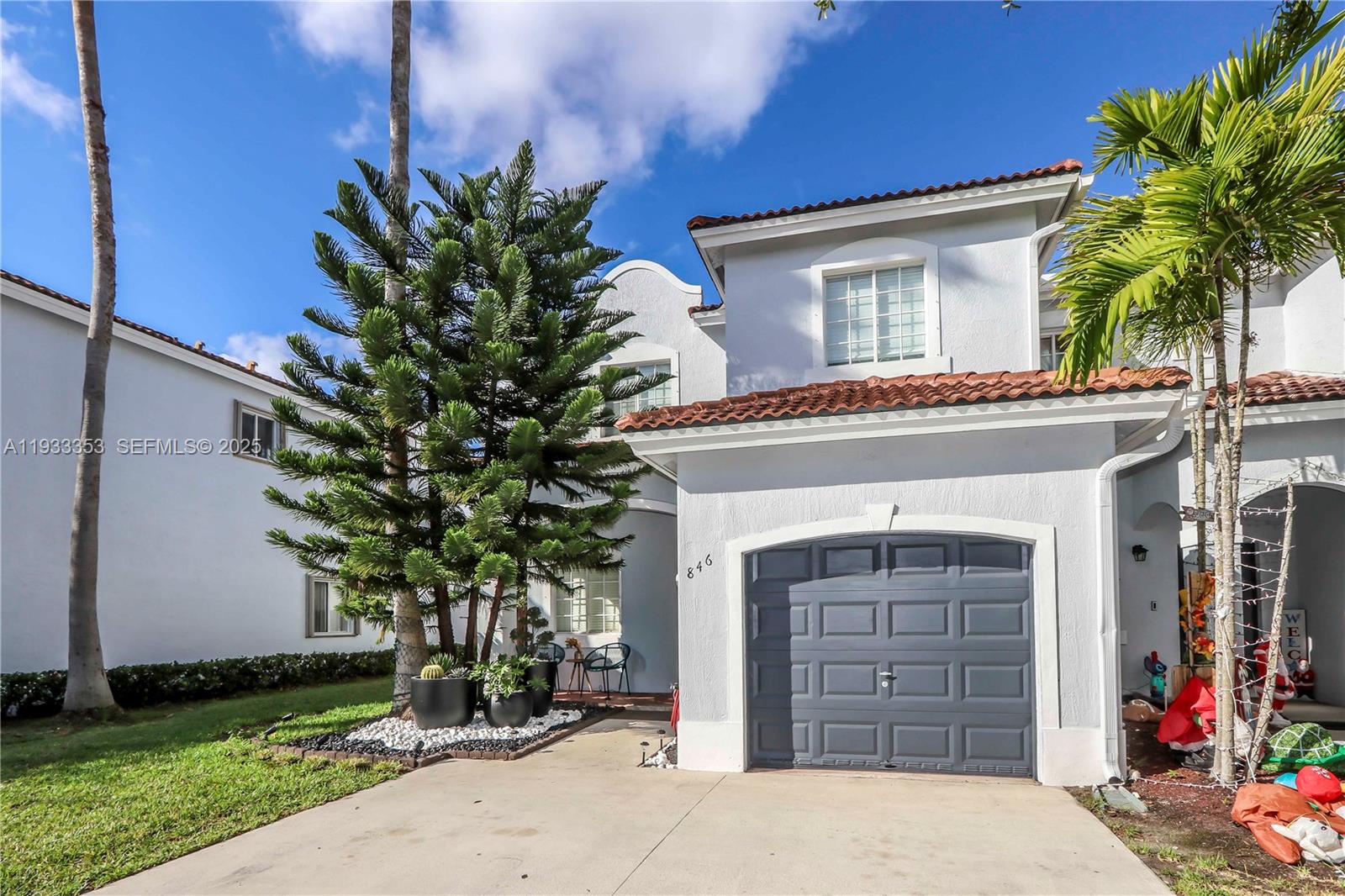 EMERALD LAKES - Residential