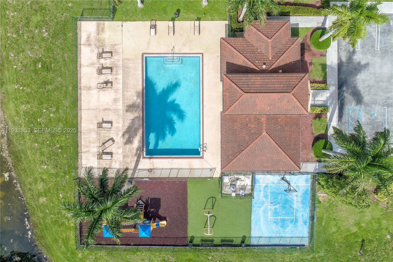 EMERALD LAKES - Residential