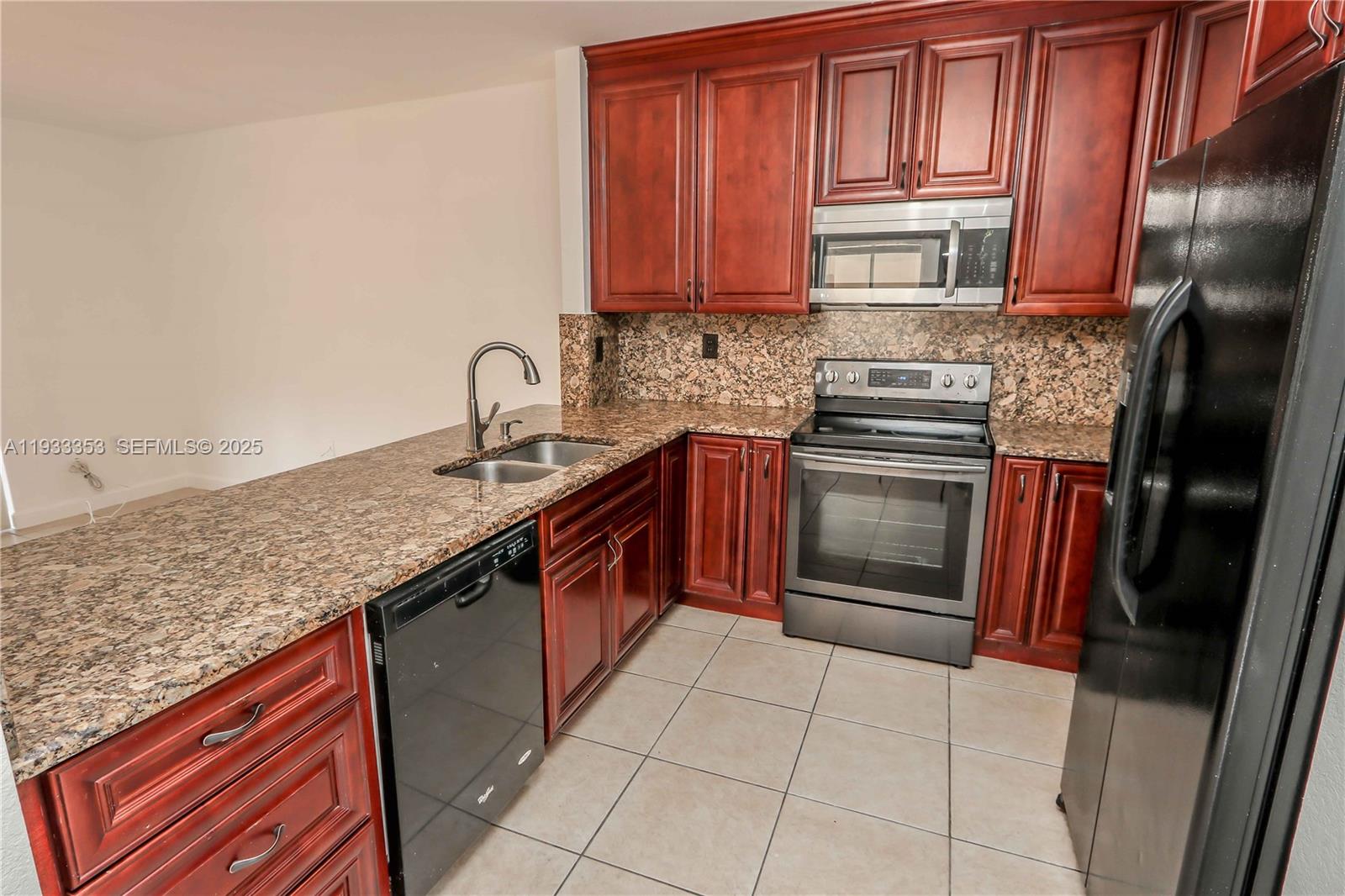 EMERALD LAKES - Residential