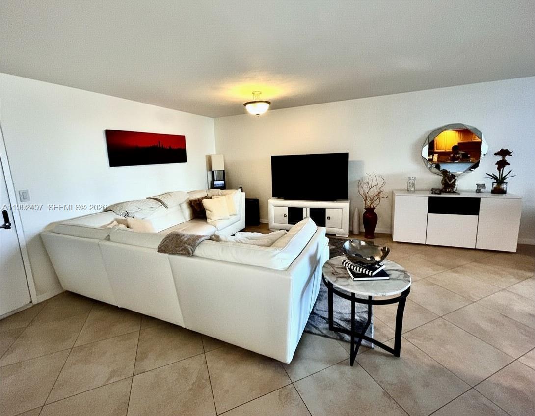 2401 Collins Ave 509
