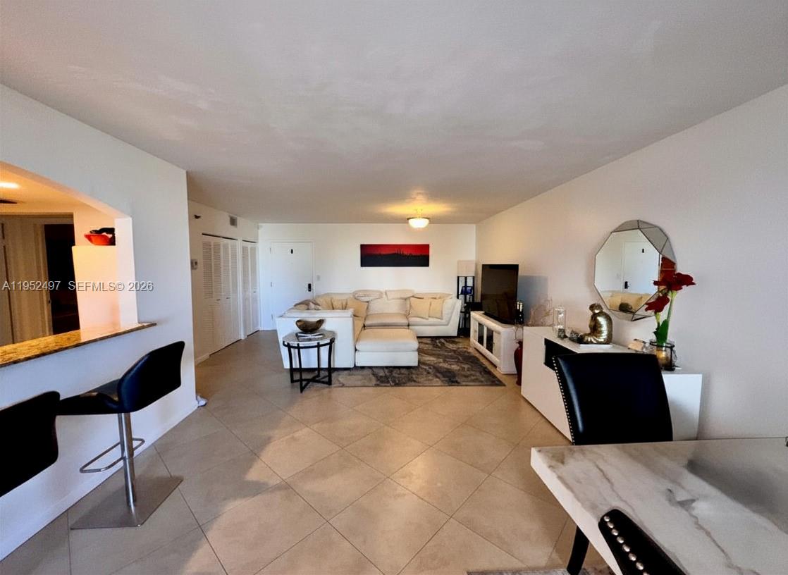 2401 Collins Ave 509