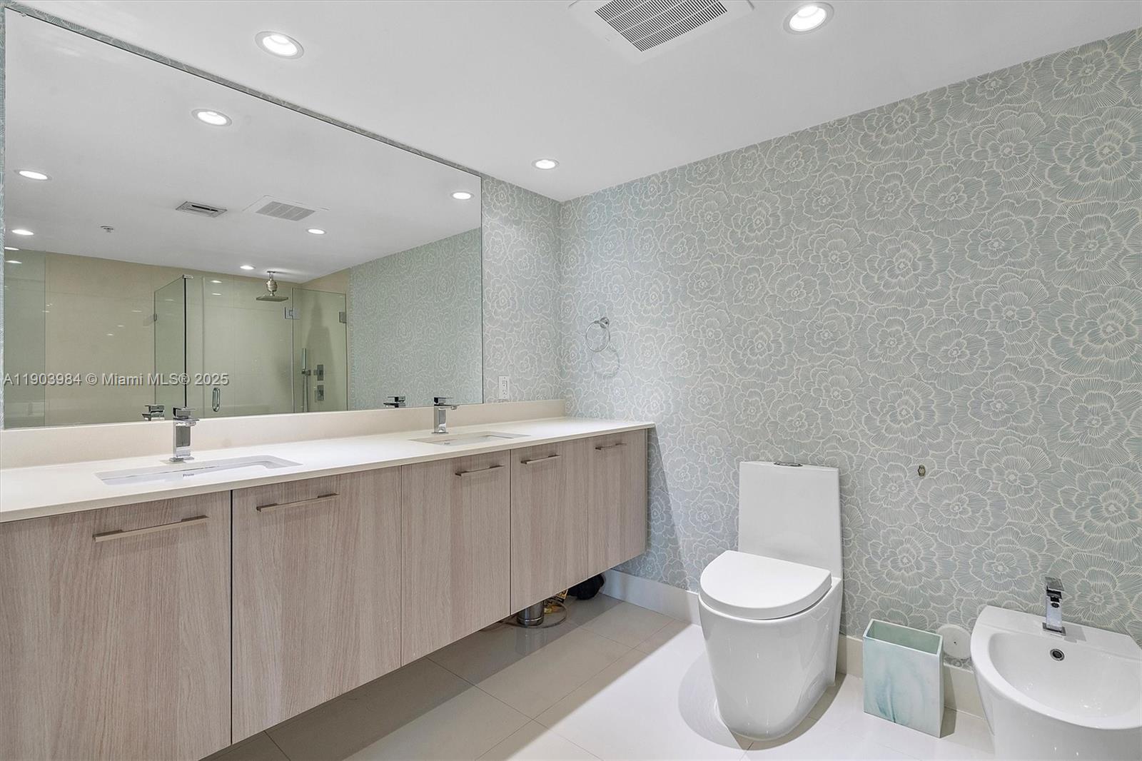 THE PALMS CONDO - Residential