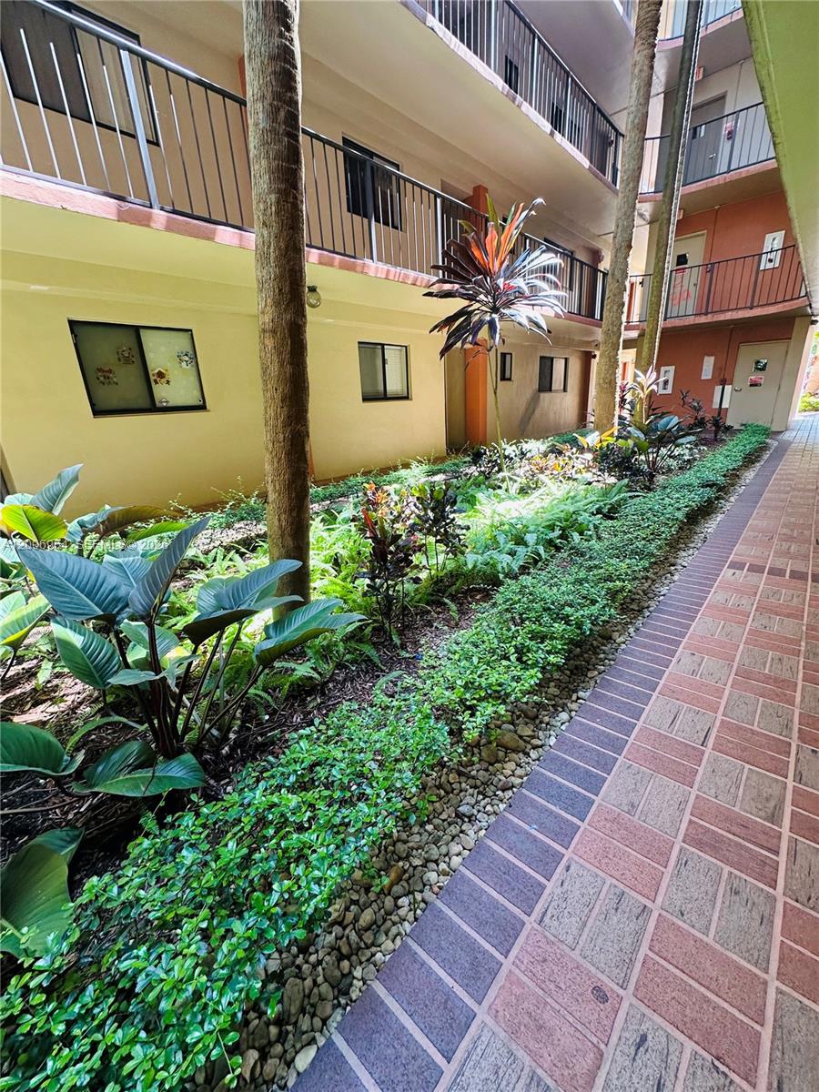 HORIZONS WEST CONDO #8 - Residential