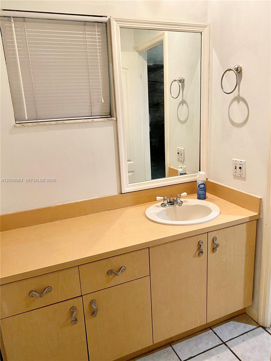 HORIZONS WEST CONDO #8 - Residential