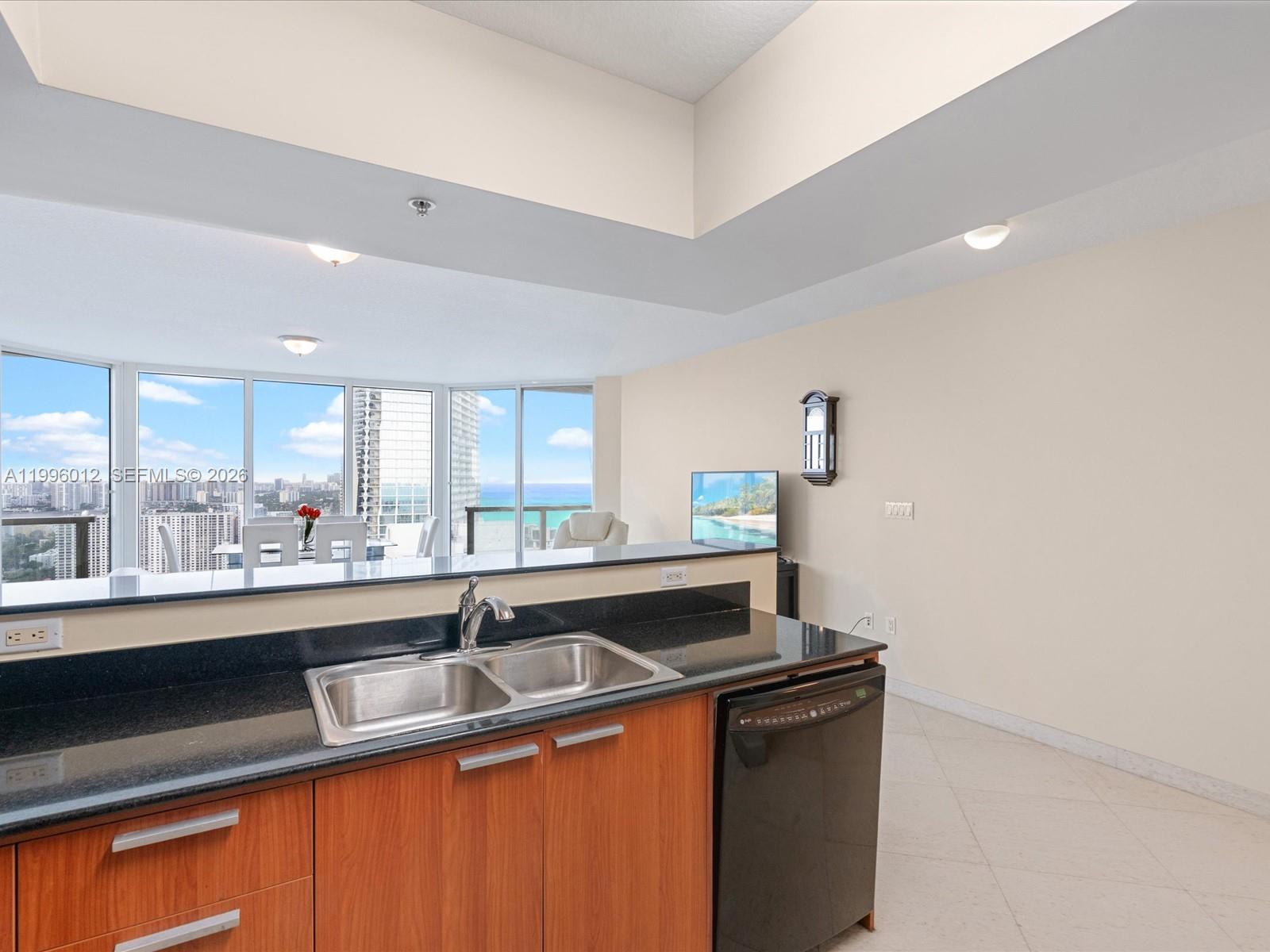 LA PERLA CONDO - Residential Lease