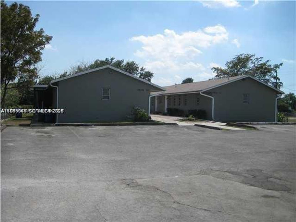 Photo of Hollywood, FL 33021 (MLS # A11959948)
