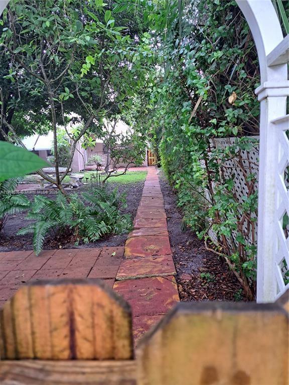 HOLLYWOOD - Residential Lease