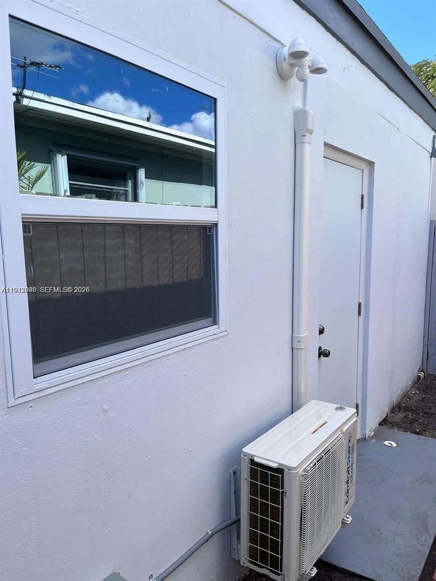 Studio in great location, easy to show. Electricity and water included.