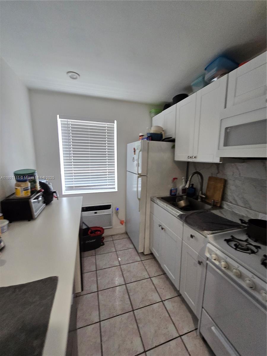 HOLLYWOOD LITTLE RANCHES - Residential Income