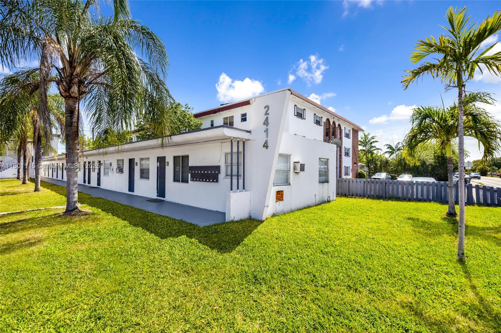 HOLLYWOOD LITTLE RANCHES - Residential Income
