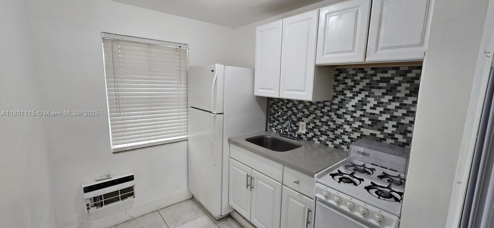 HOLLYWOOD LITTLE RANCHES - Residential Income