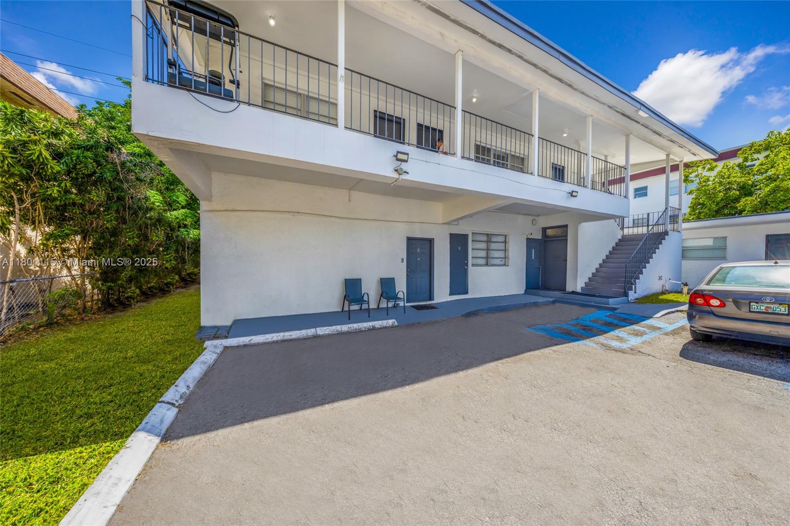 HOLLYWOOD LITTLE RANCHES - Residential Income