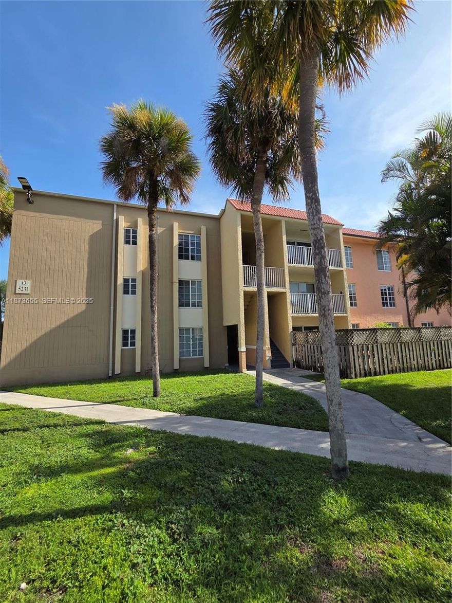 CORNER UNIT WITH 2 BEDROOMS 2 BATHS, WASHER AND DRYER INSIDE THE APARTMENT, BALCONY OVERLOOKING THE POOL AREA.
