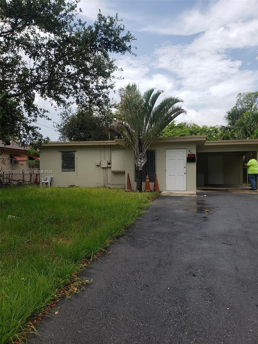 894 SW 9th Ct