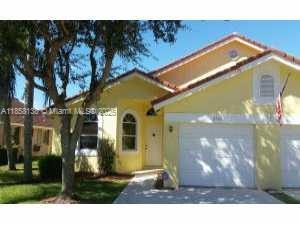 Lovely 3 bed, 2 bath villa with huge vaulted ceilings. The kitchen is open to the dining room and living room area. Appliances are all fairly new and stainless steel. Vinyl flooring throughout. Pets welcome, great community, just across from Park Vista High. Community pool, tennis and more.