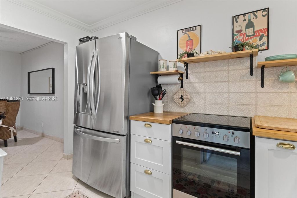 Photo of 580 Egret Dr #111, Hallandale Beach, FL 33009 (MLS # A11991270)