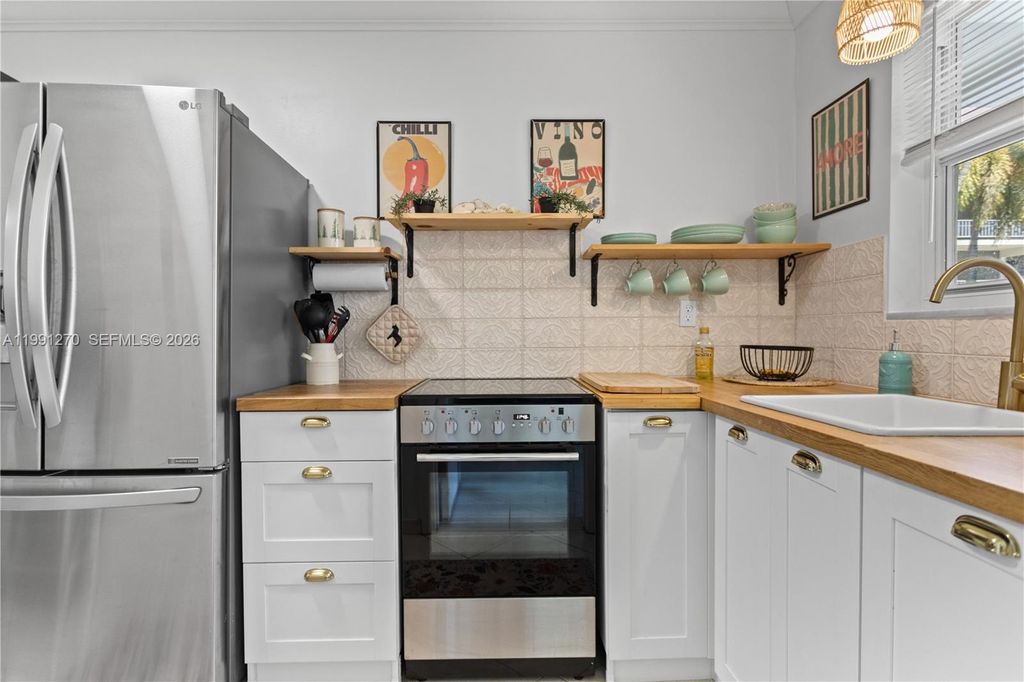 Photo of 580 Egret Dr #111, Hallandale Beach, FL 33009 (MLS # A11991270)