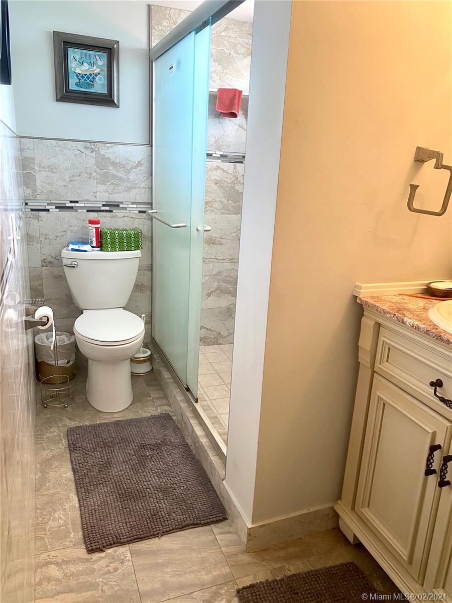 Very well maintained unit for rent in Turf condo. Fully furnished and equipped, has renovated bathroom and comes with 1 assigned parking. Community has pool and community room.
No pets allowed per condo rules.