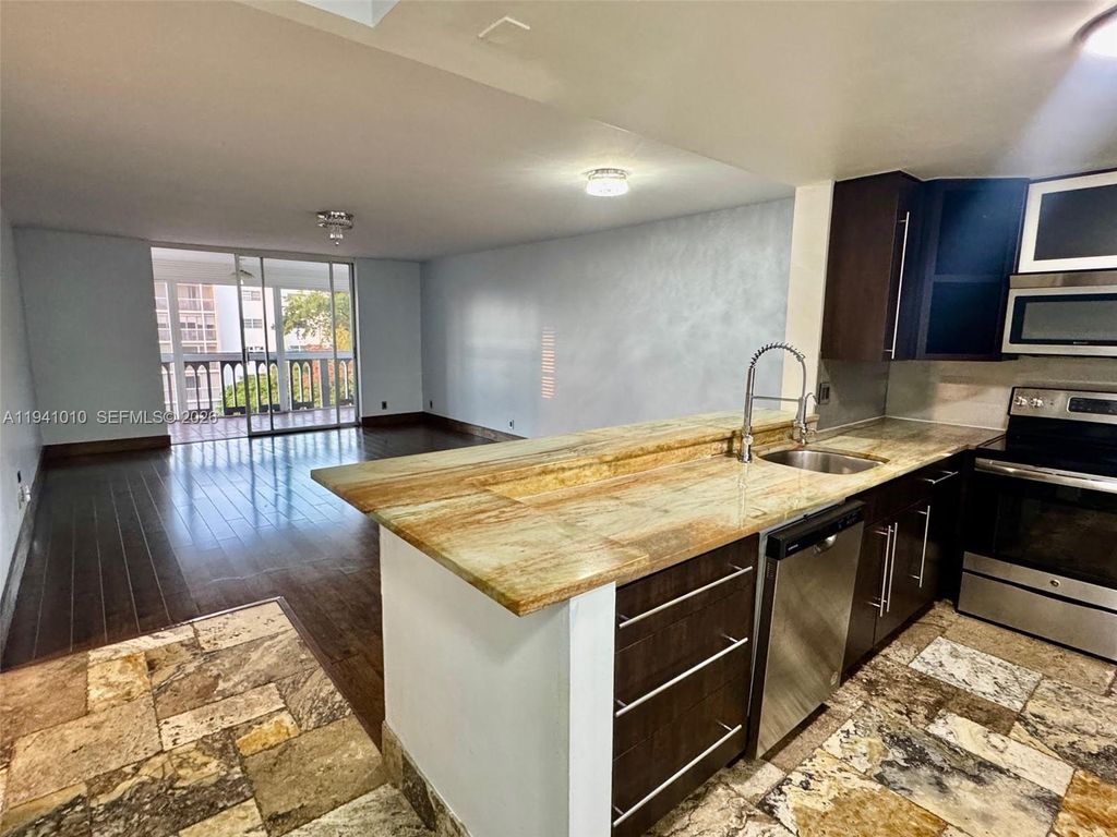 Photo of 900 NE 12th Ave #501, Hallandale Beach, FL 33009 (MLS # A11941010)