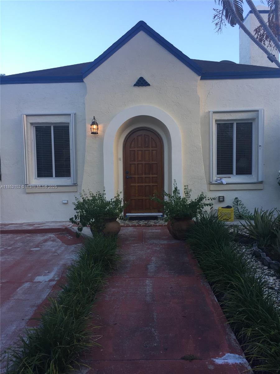 Unfurnished home on East Shenandoah. Charming front house with 2 bedrooms 1.5 bath. High ceilings, original "cuban" tile, Great closet space. in mint condition. One parking space available and street parking.