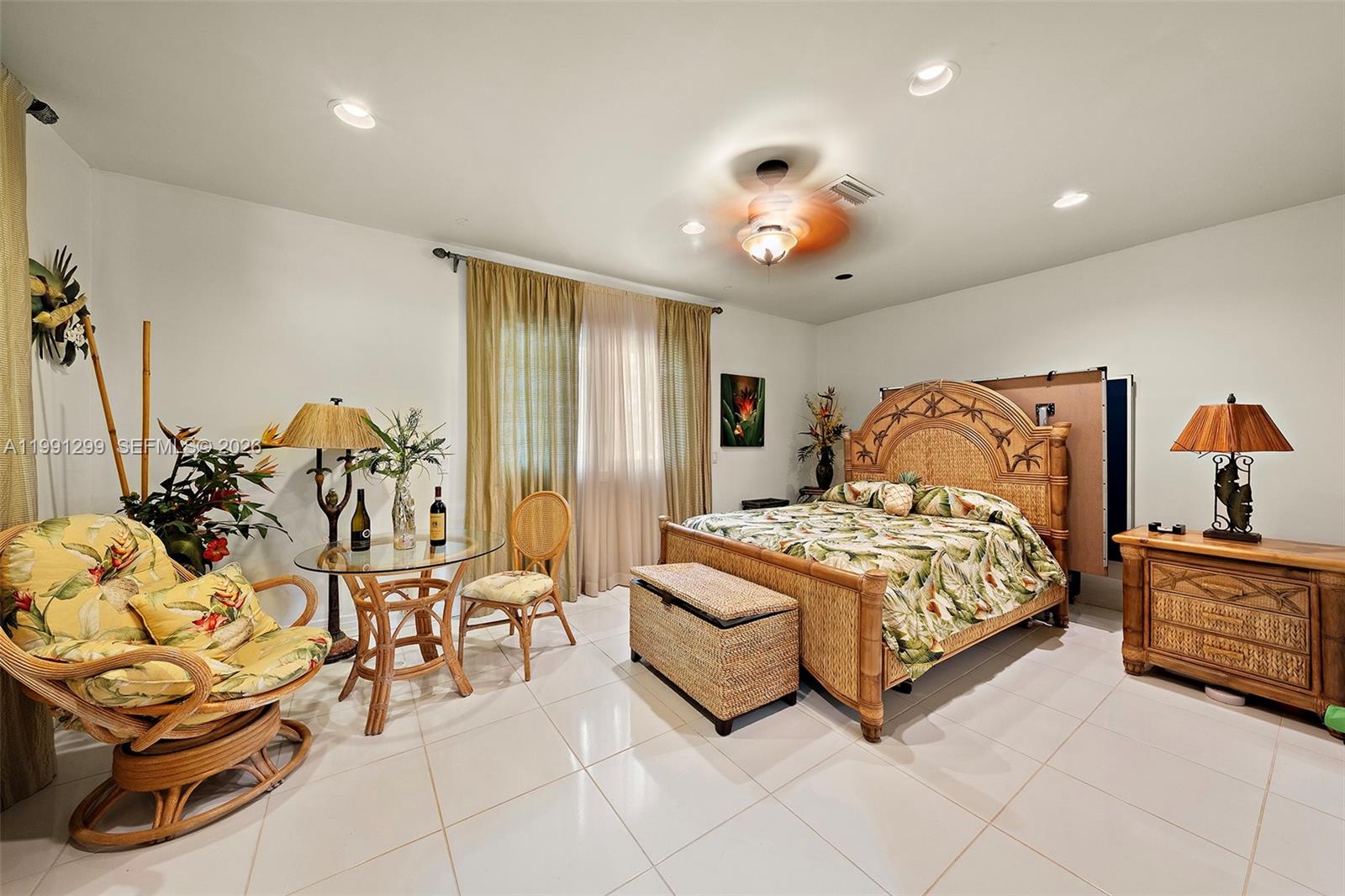 HOLLYWOOD LAKES - Residential