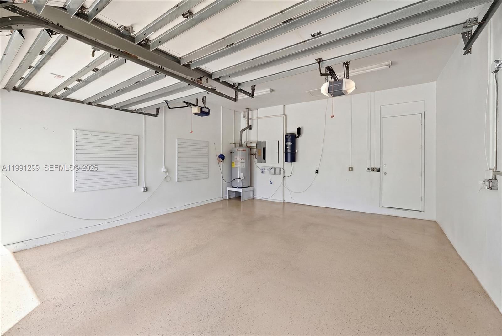 HOLLYWOOD LAKES - Residential